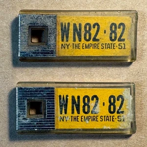 1951 NY New York MATCHED PAIR 2er Set DAV Schlüsselanhänger Nummernschild/Etikett # WN82-82 - Bild 1 von 3