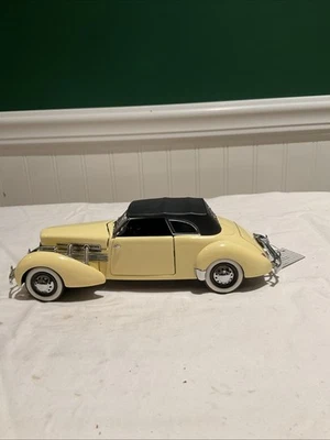   Cord 812 Phaeton 1937 cupé 1:24 techo amarillo/negro - Franklin Mint 1989  Foto 1 de 4