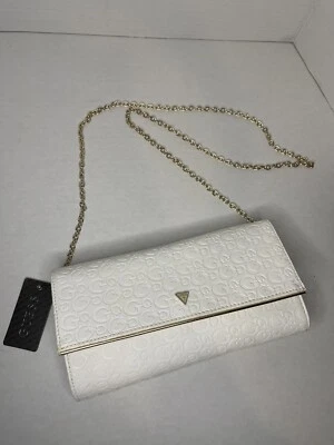 Bolso sin asas GUESS Ashlyn blanco imitación cuero plegable cadena dorada Saffiano en relieve Foto 1 de 4