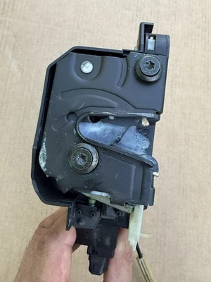 Привод замка защелки левой передней водительской двери 98-00 Volvo S70 V70 ПРОТЕСТИРОВАН ИЗГОТОВИТЕЛЕМ ОБОРУДОВАНИЯ - Изображение 1 из 4