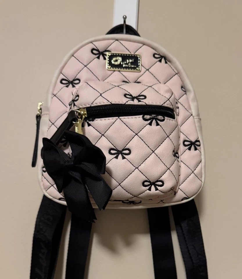 Mini Mochila Acolchada Rosa Negro Arcos/Dije de Arco Luv Betsey By Betsey Johnson Foto 1 de 4