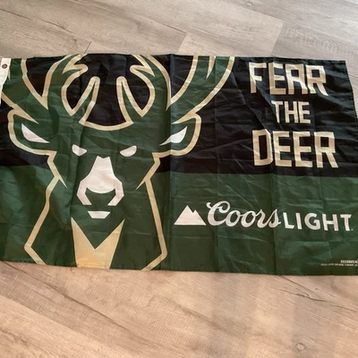 Milwaukee Bucks “Fear The Deer” Coors Light Flag  Foto 1 de 4