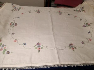 VINTAGE HAND EMBROIDERED LINEN TABLE CLOTH with simple lace edging - Picture 1 of 8