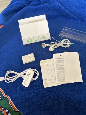 Apple iPod Shuffle 2nd Generation 1GB Silver - Gently Used - Image 1 of 4