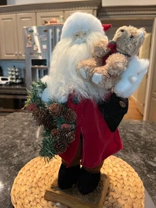 Papá Noel de 15" vestido de rojo sosteniendo oso de peluche y verde - Imagen 1 de 6