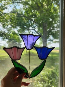 Vitral vintage Suncatcher flores tulipanes rosa púrpura Cottagecore - Imagen 1 de 4