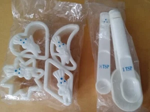 Vtg Rare Pillsbury Doughboy Measuring Spoons & Cookie Cutters - Picture 1 of 5