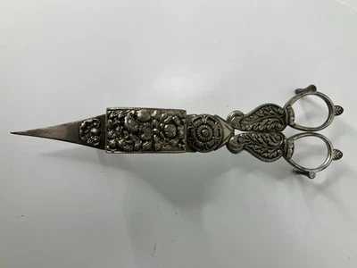 Antiguo recortador de mechas apagadoras de velas adornado victoriano plateado Foto 1 de 4