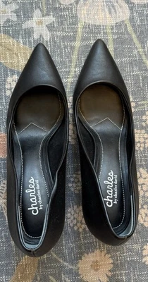 Zapatos de salón clásicos Charles David para mujer de cuero negro talla 9 tacones altos punta puntiaguda Foto 1 de 4
