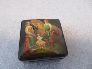Vintage russisches Paar & Pferd schwarz Lack handbemalt Schmuckschatulle 3x3 - Bild 1 von 6