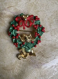 Vintage Cat Kitten Christmas Holiday Wreath Brooch Signed “AJC? Enamel Gold Tone - Picture 1 of 9