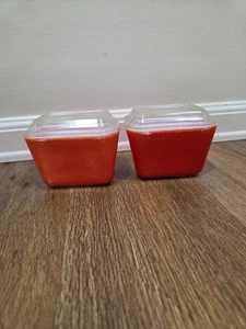 Vintage Pyrex Glas Kühlschrank Geschirr mit Deckel Primär Rot # 501 2er Set - Bild 1 von 6
