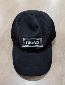 $ 475 Herren Versace Tailoring Logo Baseballkappe schwarz/weiß 59; US 7 3/8 - Bild 1 von 1