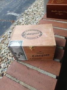Scatola vuota per sigari in legno Cabaiguan Guapos 6,5" x 4,75" x 3,75" - Foto 1 di 3