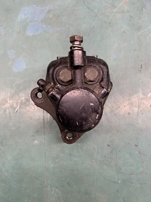 Оригинальный суппорт переднего тормоза 1980-82 KAWASAKI KZ400 B от оригинального производителя - Изображение 1 из 4