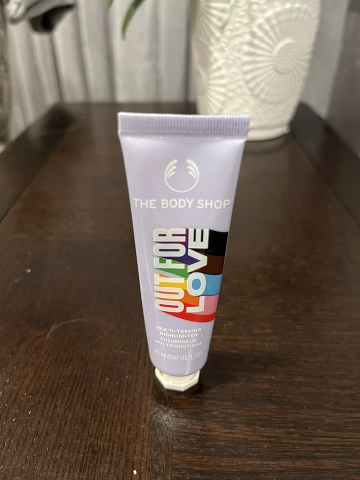 The Body Shop Out For Love Multi-Tasking Highlighter SPACE - Image 1 of 1