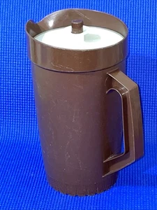 Brocca vintage Tupperware Drink 2 quarti con coperchio pulsante 800 UMade negli USA - Foto 1 di 4