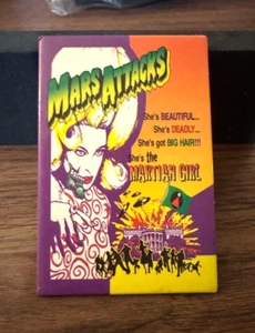 Warner Brothers Mars Attacks Martian Girl Movie Promo Button Pin New NOS 1996 - Picture 1 of 3