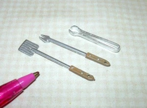 Juego de barbacoa de metal fundido en miniatura pintado a mano de 3 piezas: CASA DE MUÑECAS 1:12 - Imagen 1 de 1