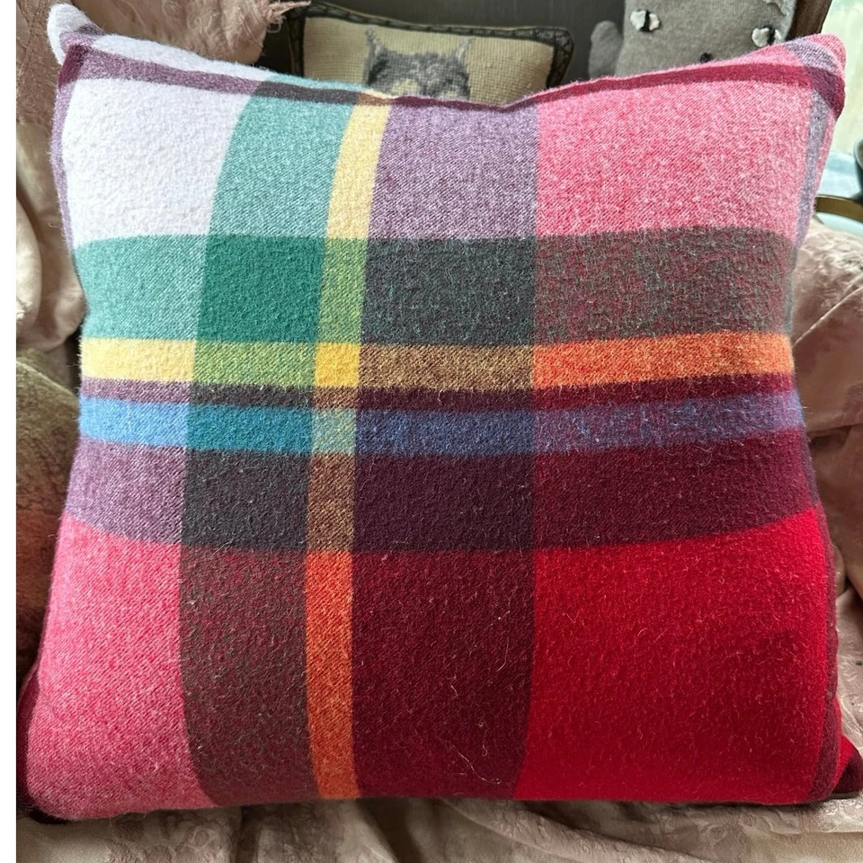 "Almohada WILLIAMS SONOMA lana a cuadros rosa verde rojo 20x20"" con inserto de pluma de plumón"  Foto 1 de 4