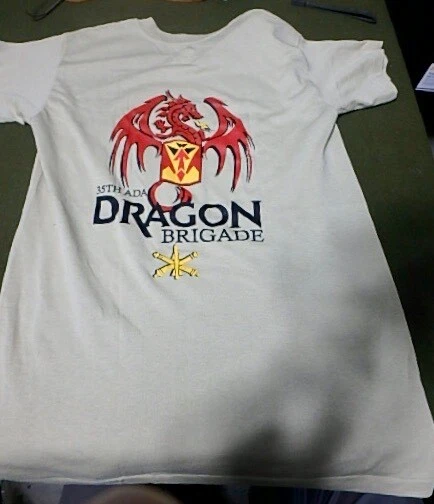 CAMISETA UNIDAD EJÉRCITO EE. UU. BRIGADA DRAGÓN ARTILLERÍA DEFENSA AÉREA. PEQUEÑO Foto 1 de 1