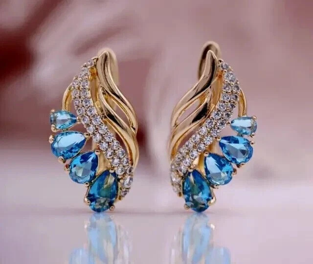 Impresionantes aretes tipo argolla de topacio azul simulado corte pera enchapados en oro amarillo de 14 k Foto 1 de 4