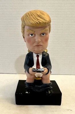 Donald Trump Bobblehead - con Teléfono en el Inodoro EE. UU. Regalo MAGA - RARO - ¡Leer detalles! Foto 1 de 4