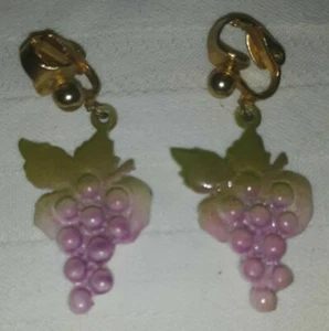 Vintage GoldTone Metal Grape Berry Leaf Clip On Earrings - Picture 1 of 3