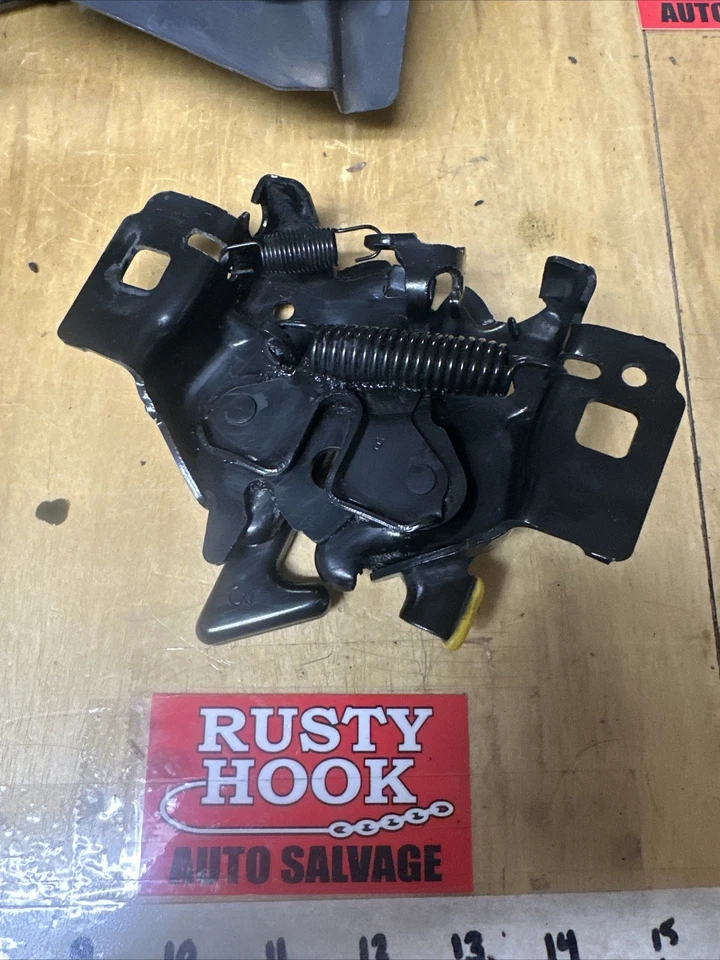 Ford Explorer 2004 cierre de capó Foto 1 de 4