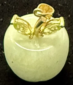 Colgante de manzana tallada en jade verde con detalles de peridoto oro amarillo de 14 k - Imagen 1 de 3