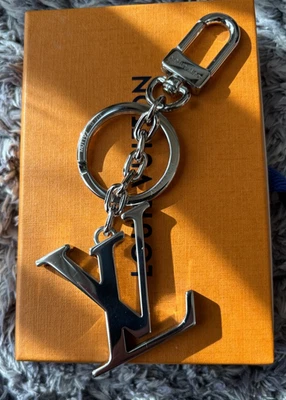 Porta-chaves Louis Vuitton LV iniciais M01192 prata metal berloque AB com caixa e poeira - Imagem 1 de 4