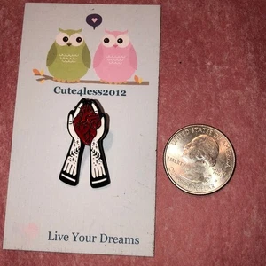 Broche Pin Corazón en Manos - Imagen 1 de 2
