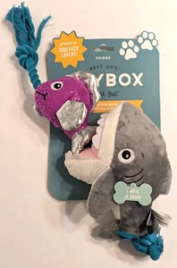 Fringe Studio - Juguete chirriante de peluche con cebo de tiburón para perros - 13" x 5" - Imagen 1 de 3