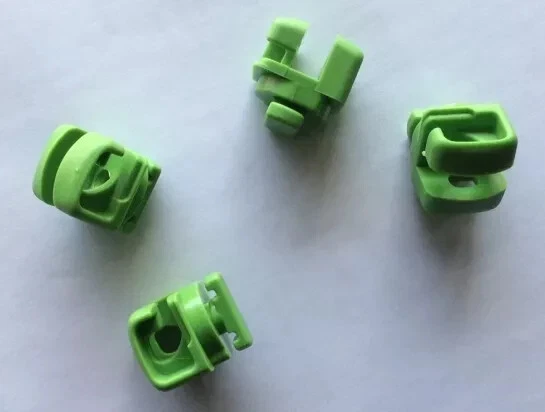 GANCI REGGIRETE RETI CALCIO TIPO VERDE CON E SENZA VITE AD INCASTRO CONF 100 PZ - Immagine 1 di 2