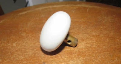 Antiguo pomo de puerta victoriano de porcelana blanca, vástago de bronce, 2 1/4 pulgadas Foto 1 de 4