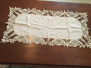 Sciarpa da corsa tavolo in pizzo vintage antica 31"" L x 15,5"" W cotone beige Battenberg - Foto 1 di 5