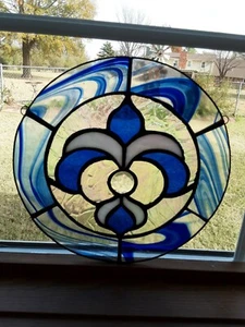 Fleur de Lis Stück akzentuiert mit Blautönen Kunstglas und Schrägglasfokus. - Bild 1 von 2