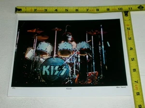 Foto KISS 8X10 Peter Criss Live 11 de mayo 1975 Boston firmada por Ron Pownall DTK - Imagen 1 de 2