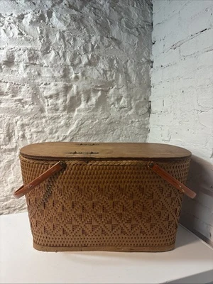 Винтажная плетеная корзина для пикника Redmon со вставной крышкой на петлях и большими качелями - Изображение 1 из 4