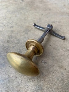 Ancienne poignée de porte en  métal et laiton, serrure ferrure penture  targette - Photo 1/2