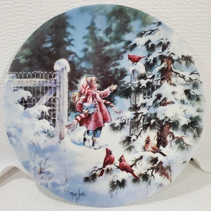 Placa de coleccionista concierto de invierno Little Girl Feeding Cardinals in the Snow #1 - Imagen 1 de 4