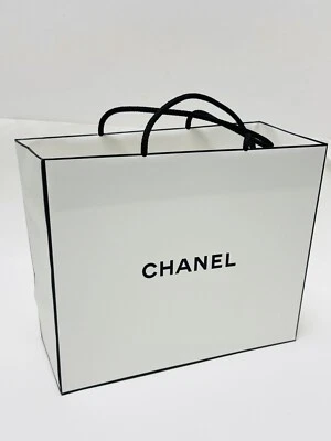 "Bolsa de regalo de compras clásica Chanel logotipo en relieve | 9,75" x 11,5" x 5""" Foto 1 de 4