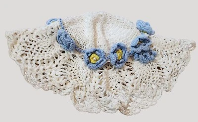 Sombrero de bebé/muñeca de ganchillo flojo con detalles florales azules y amarillos Foto 1 de 2