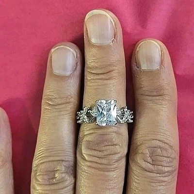 Diamante de plata de ley de 2 quilates con circonita cúbica talla 6 Foto 1 de 4