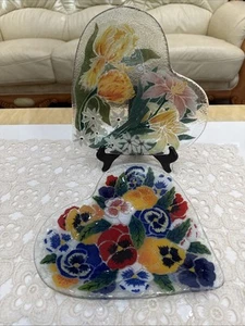 2er Set herzförmige Peggy Karr verschmolzene Glas Teller Stiefmütterchen Blumen signiert 10"x 9" - Bild 1 von 7