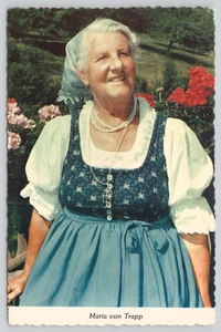 Postcard Signed Maria von Trapp Surrounded by Favorite Flowers Autograph - Imagen 1 de 2