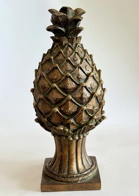 "Estatua con acabado de piña sobre base cuadrada - resina 13"" oro bronce pátina usada en excelente estado" Foto 1 de 4