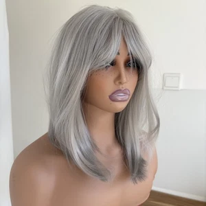 Peluca de disfraz recta de pelo artificial resistente al calor With Bangs gris natural - Imagen 1 de 10