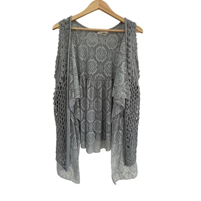 Cárdigan mediano Easel para mujer gris floral ganchillo abierto sin mangas hada boho  Foto 1 de 4
