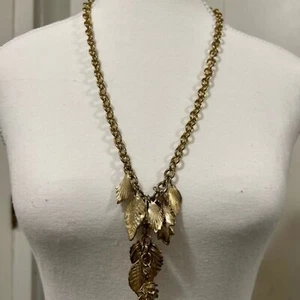 Cadena en tono dorado con dije de hoja broche de anillo de resorte collar de metal de 28 pulgadas - Imagen 1 de 7